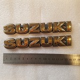GN250　SUZUKI　エンブレム　タンク用　ネジつき　 純正　中国 ゴールド　2個セット