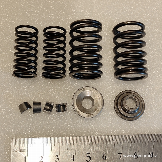 スペイシー100　125　JF02 JF03　JF04 JF13　バルブ　スプリング　リテーナー　コッタ　1台分セット　