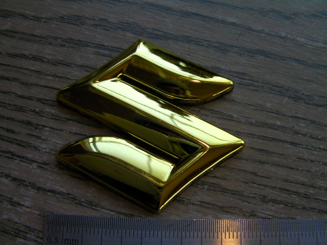 SUZUKI　の　S　エンブレム GW250　バンディット　中国社外　5cm　ゴールド